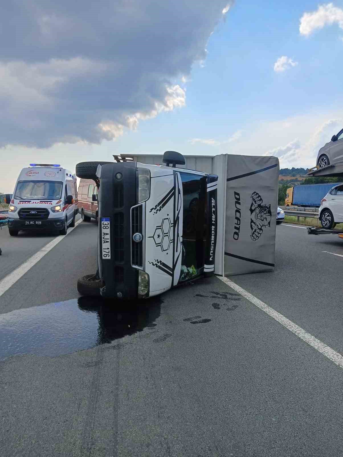 Kontrolden çıkan kamyonet otoyolda devrildi