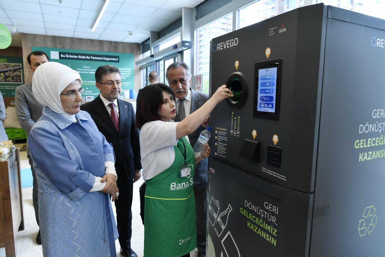 Emine Erdoğan'dan Tarım Kredi markete ziyaret