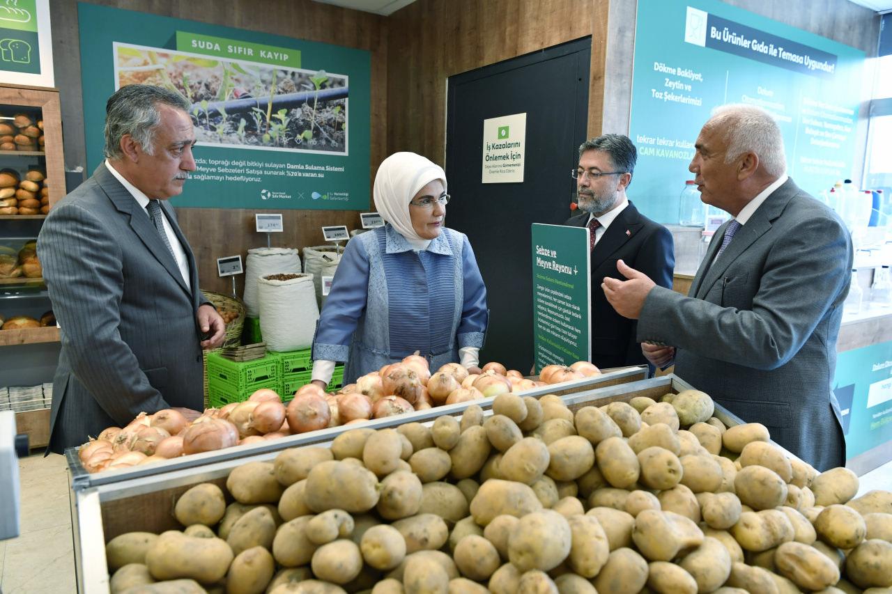 Emine Erdoğan'dan Tarım Kredi markete ziyaret