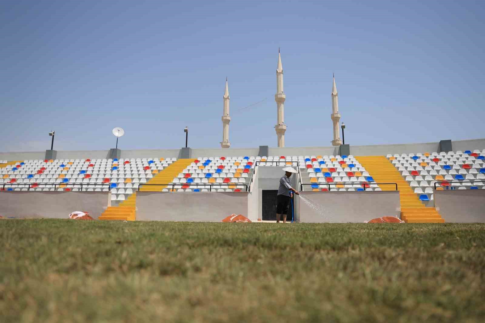 Kumluca Atatürk Stadyumu’nda son rötuşlar yapılıyor