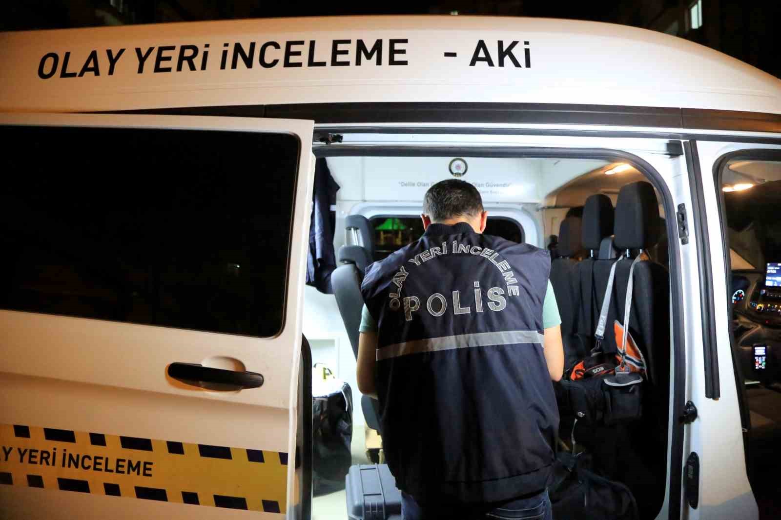 Binayı saran ağır koku ihbarına gelen polis ekipleri daire sahibinin cansız bedeni ile karşılaştı