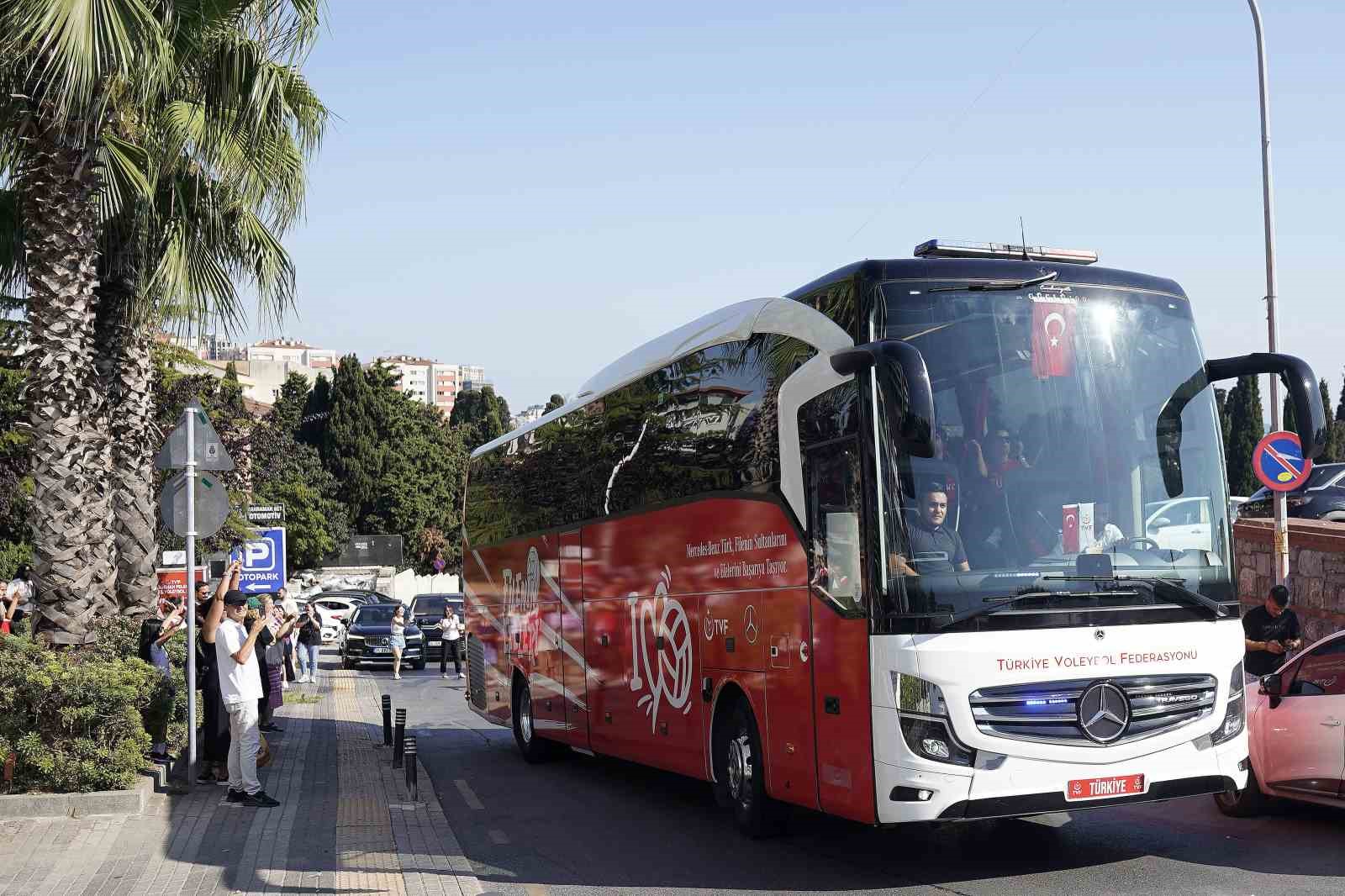 A Milli Kadın Voleybol Takımı’nın Paris yolculuğu başladı