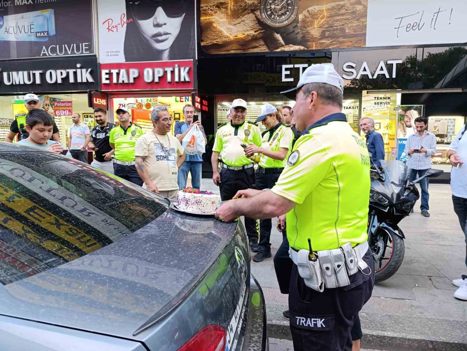 Emekli olan trafik polisine meslek hayatının son gününde pastalı kutlama