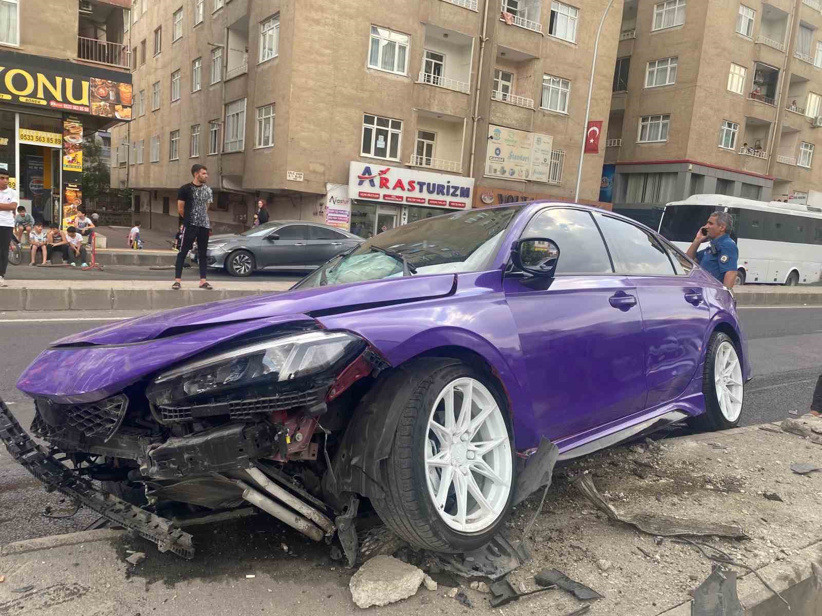 Diyarbakır’da otomobil refüje çarptı: 1 yaralı