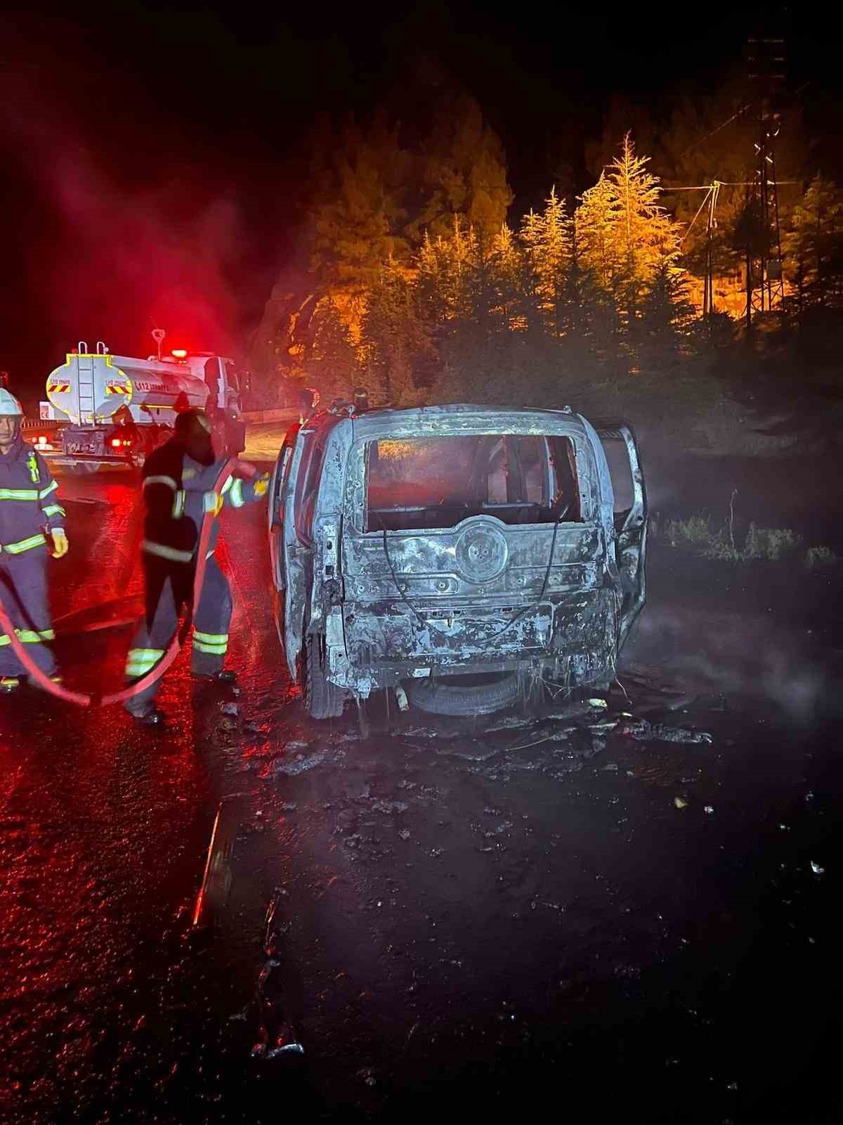 Burdur’da seyir halindeki hafif ticari araç alevlere teslim oldu