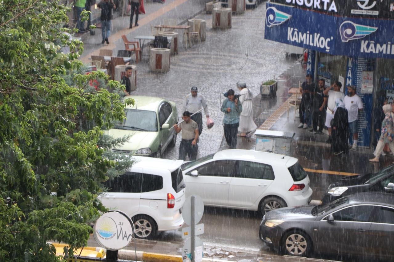 Van’da sağanak yağış! Caddeler ve yollar göle döndü