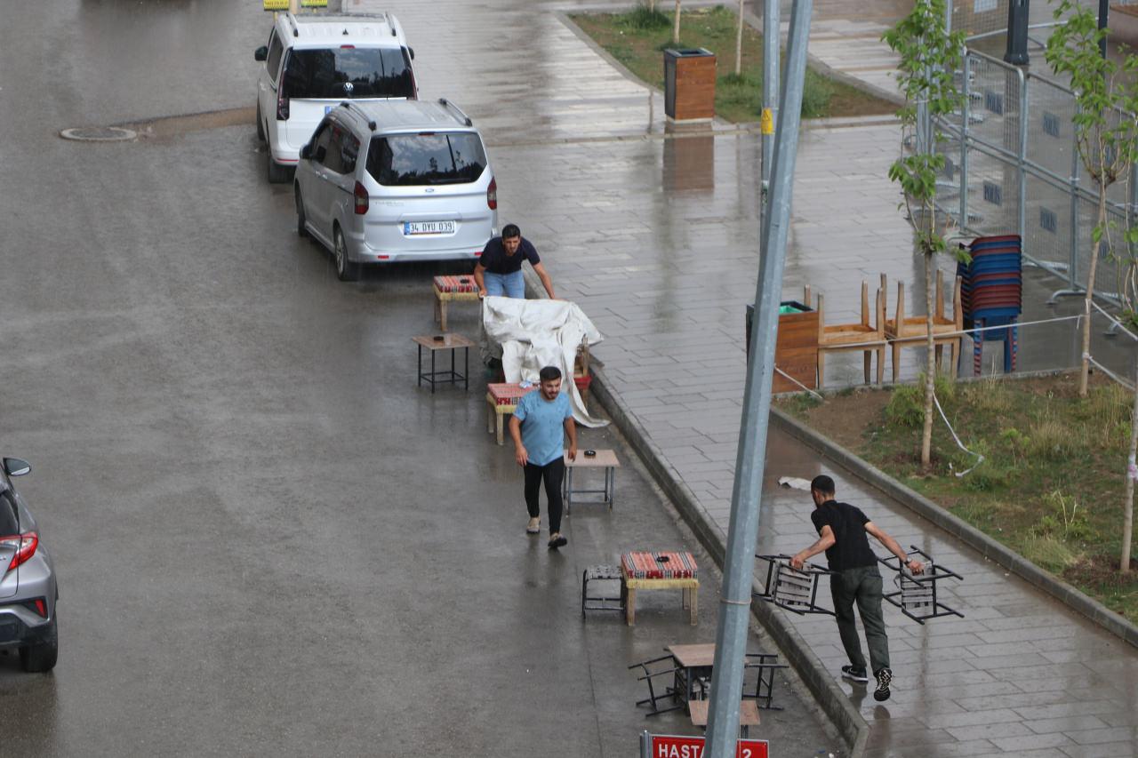 Van’da sağanak yağış! Caddeler ve yollar göle döndü