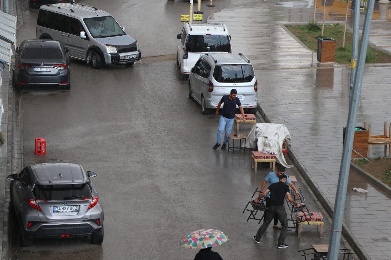 Van’da sağanak yağış! Caddeler ve yollar göle döndü