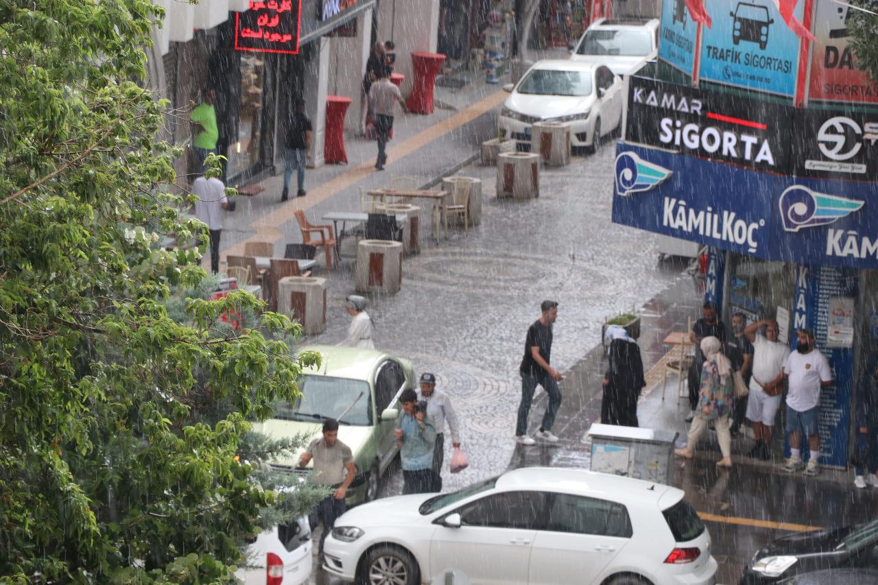 Van’da sağanak yağış! Caddeler ve yollar göle döndü