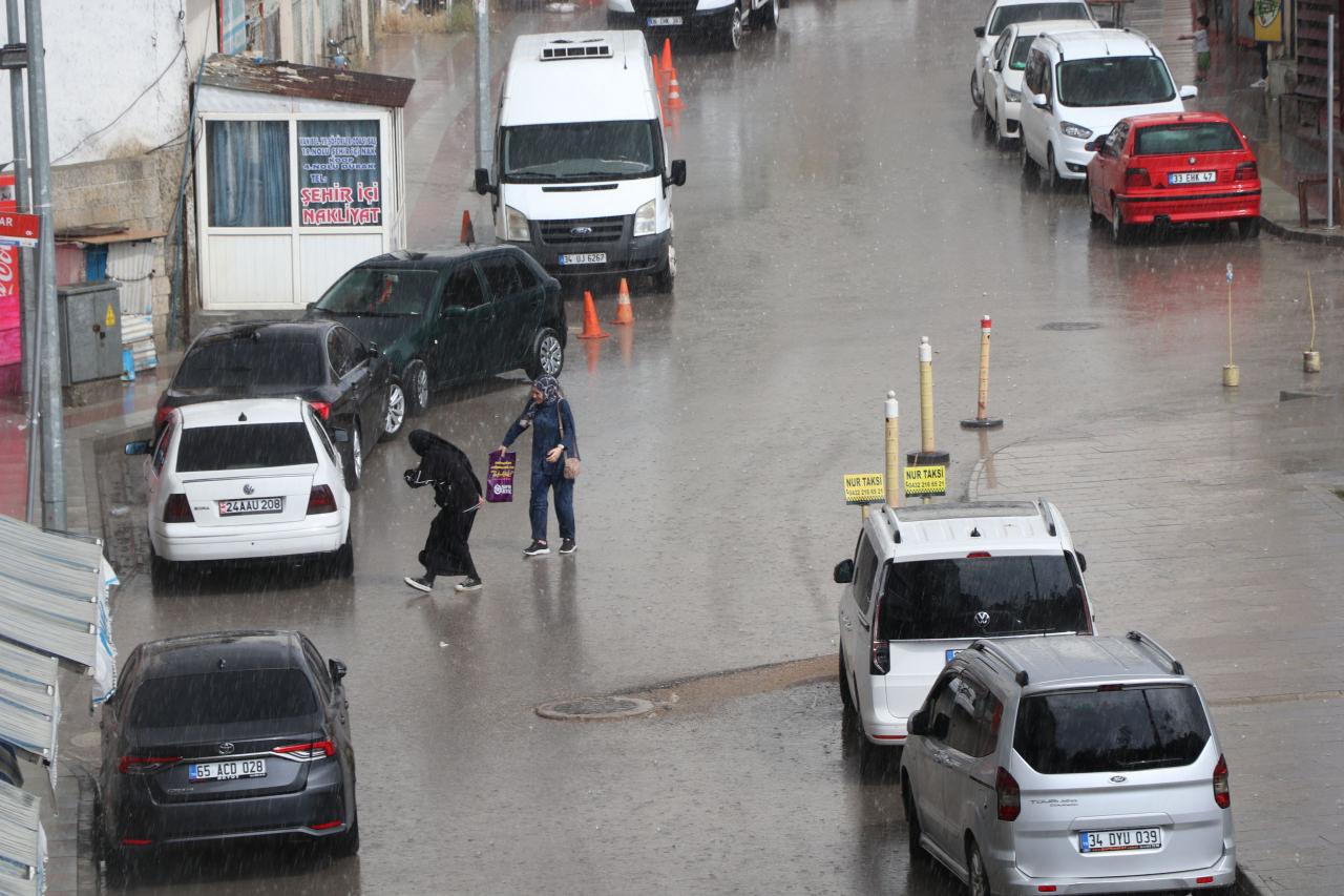 Van’da sağanak yağış! Caddeler ve yollar göle döndü