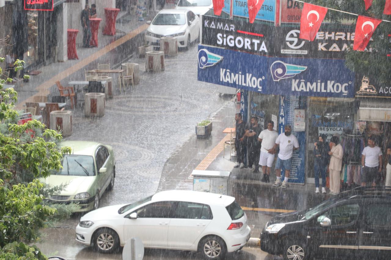 Van’da sağanak yağış! Caddeler ve yollar göle döndü