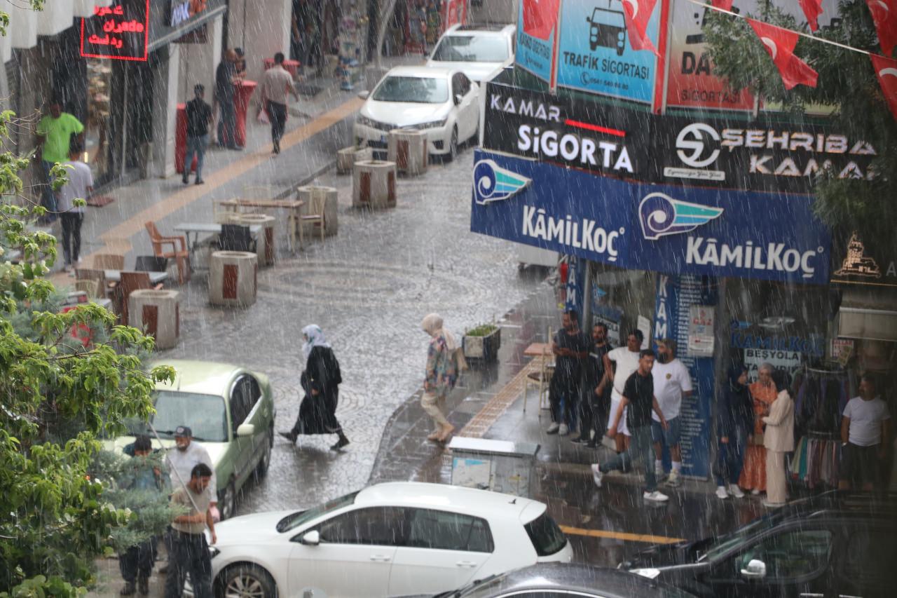 Van’da sağanak yağış! Caddeler ve yollar göle döndü