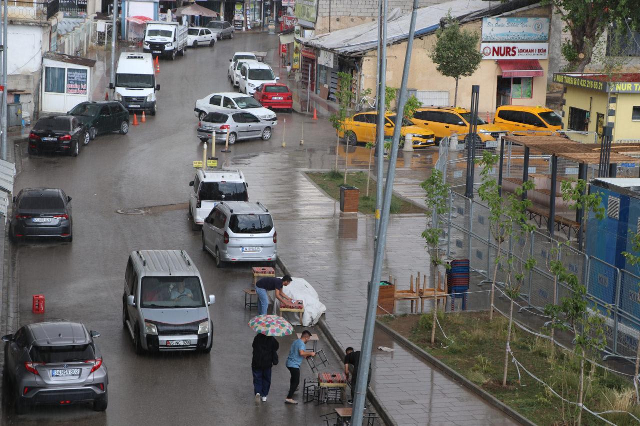 Van’da sağanak yağış! Caddeler ve yollar göle döndü