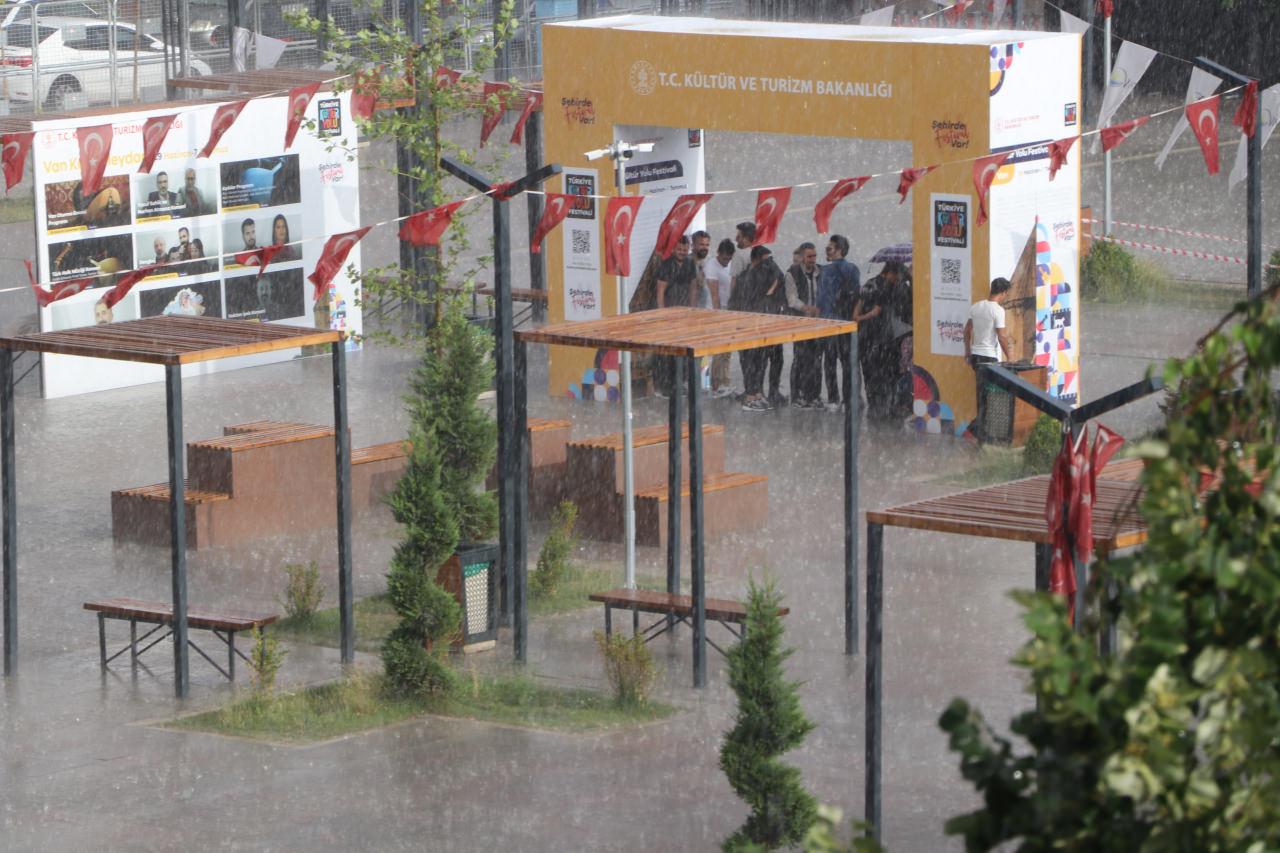 Van’da sağanak yağış! Caddeler ve yollar göle döndü