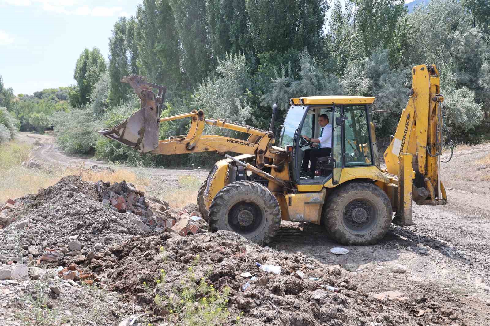 Rekor oyla seçildi, ceketini çıkarıp iş makinesi kullanmaya başladı