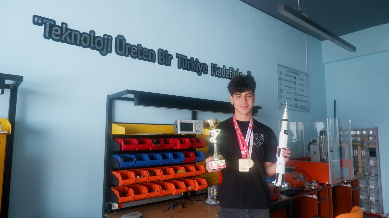 Erzurumlu Ahmet Tümer, roket yarışlarında madalyaları topluyor