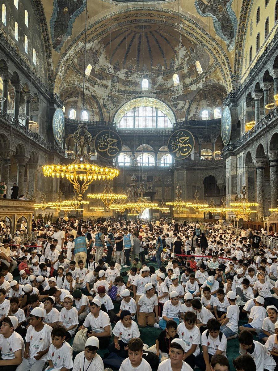 TÜGVA'nın yaz okuluna giden öğrenciler Ayasofya-i Kebir Cami-i Şerifi'nde buluştu