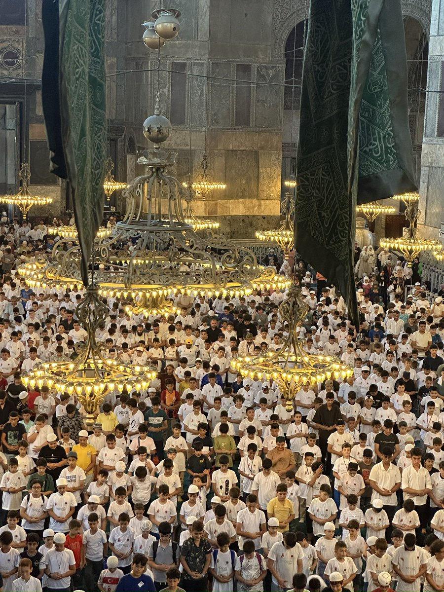 TÜGVA'nın yaz okuluna giden öğrenciler Ayasofya-i Kebir Cami-i Şerifi'nde buluştu