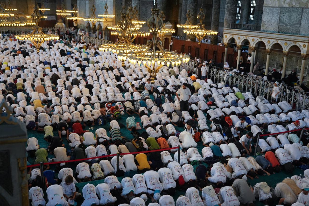 TÜGVA'nın yaz okuluna giden öğrenciler Ayasofya-i Kebir Cami-i Şerifi'nde buluştu