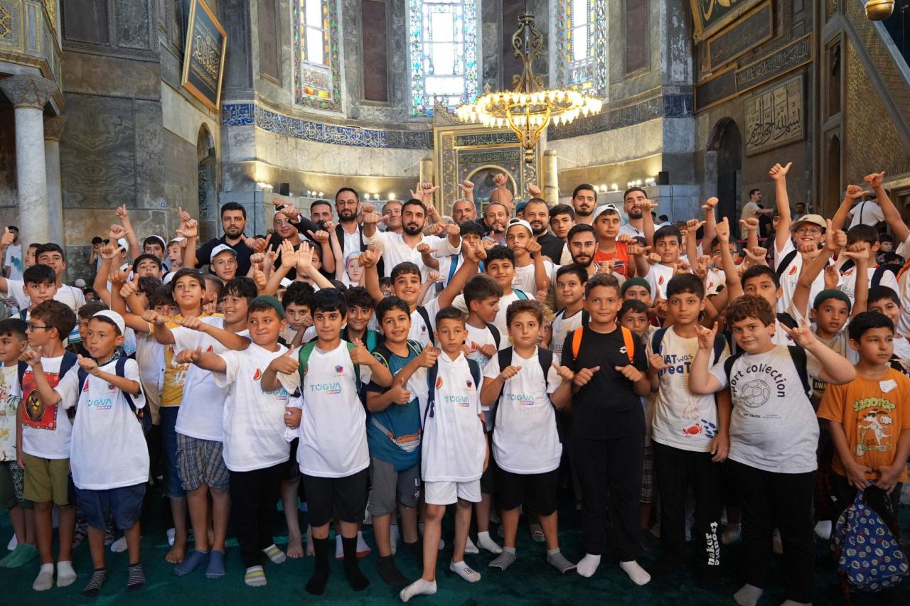 TÜGVA'nın yaz okuluna giden öğrenciler Ayasofya-i Kebir Cami-i Şerifi'nde buluştu