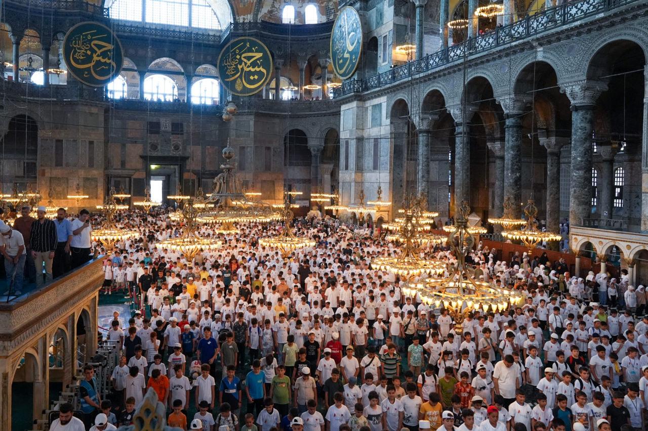 TÜGVA'nın yaz okuluna giden öğrenciler Ayasofya-i Kebir Cami-i Şerifi'nde buluştu