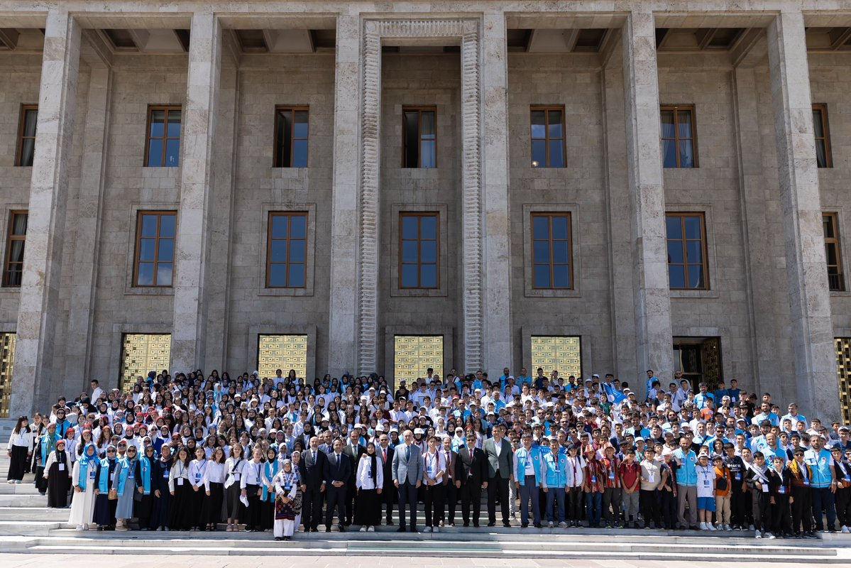 TBMM Başkanı Kurtulmuş, Meclis'te gençleri misafir etti