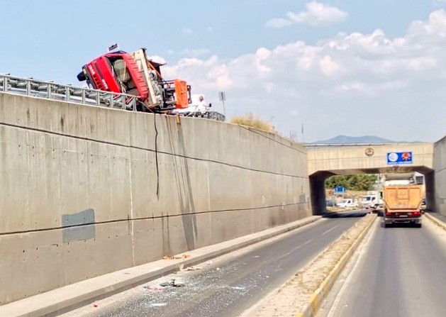 Kamyonet demir korkuluklara asılı kaldı: 1 yaralı