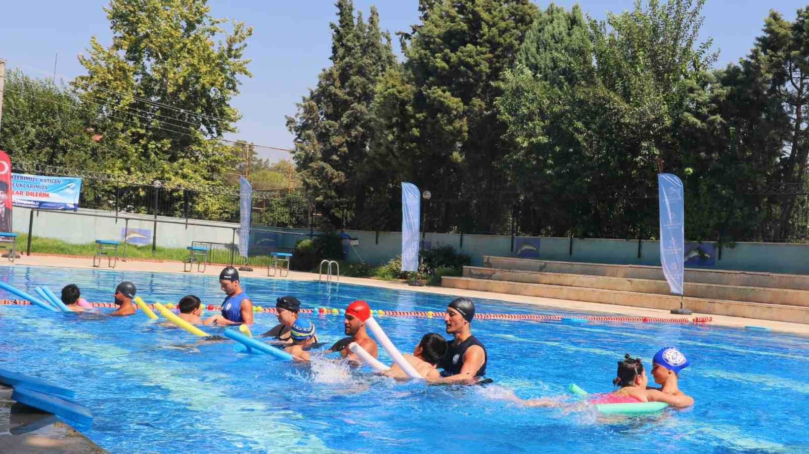 Çerçioğlu’ndan otizmli çocuklara özel yüzme kursları