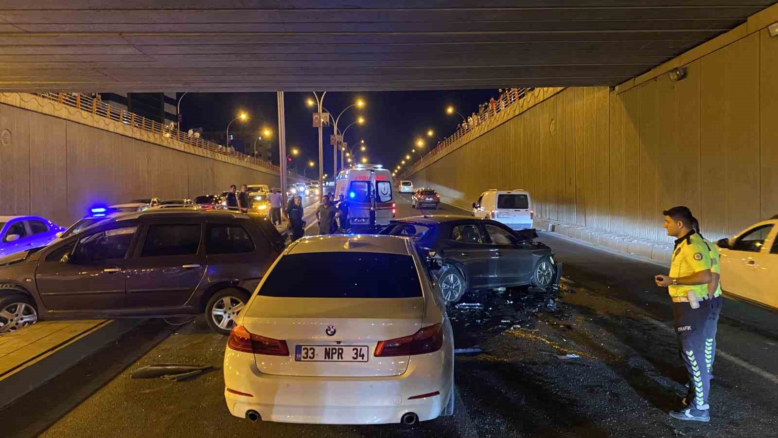 Refüjü aşan otomobil karşı yönden gelen otomobillere çarptı: 5 yaralı