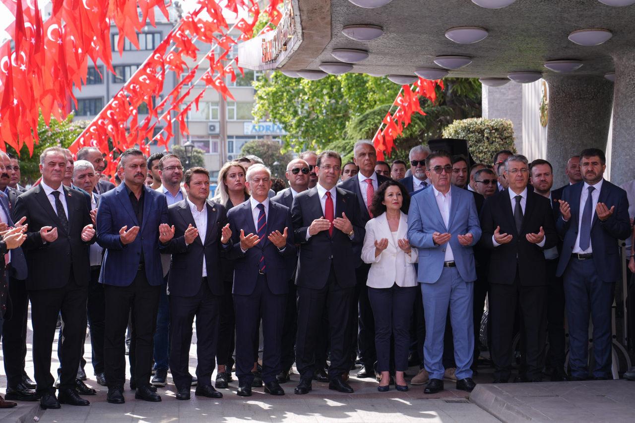 İstanbul Büyükşehir Belediyesi önünde '15 Temmuz şehitleri' anıldı