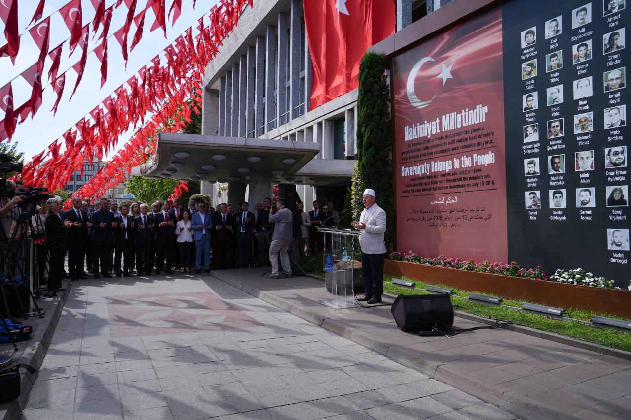 İstanbul Büyükşehir Belediyesi önünde '15 Temmuz şehitleri' anıldı