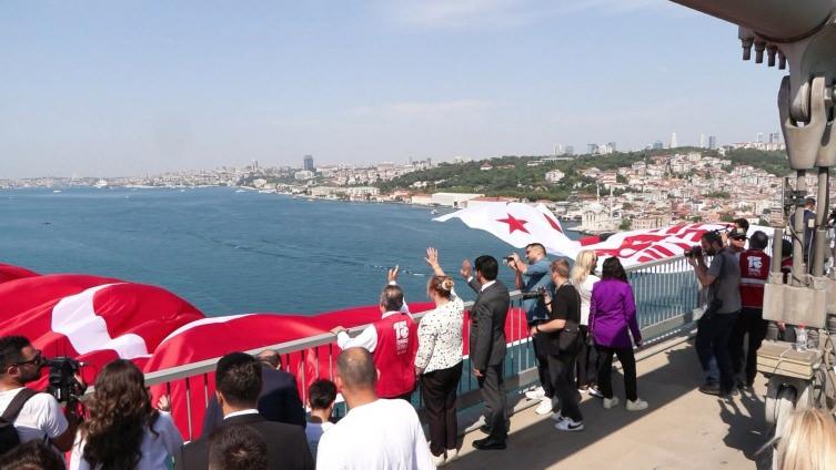 İstanbul’da 15 Temmuz için köprülere Türk bayrağı asıldı