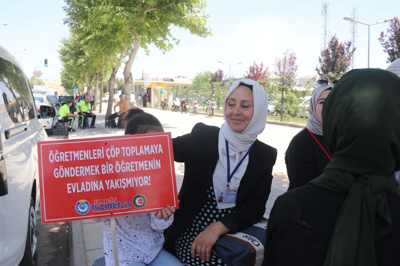 CHP'li belediyeden kıyım! Kadın öğretmenler parka erkekler süpürgeye gönderildi...