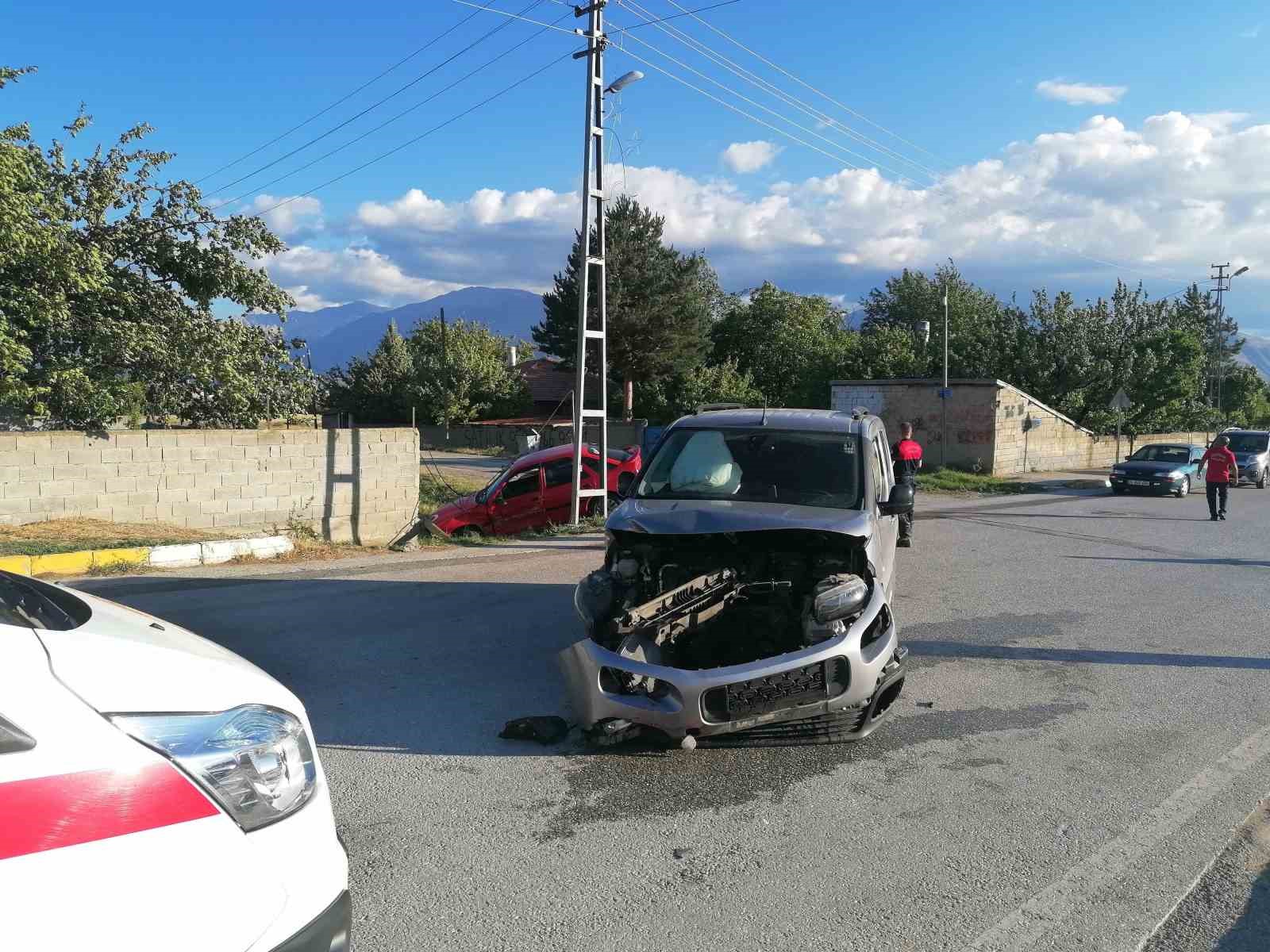 Erzincan’da trafik kazası: 2 yaralı