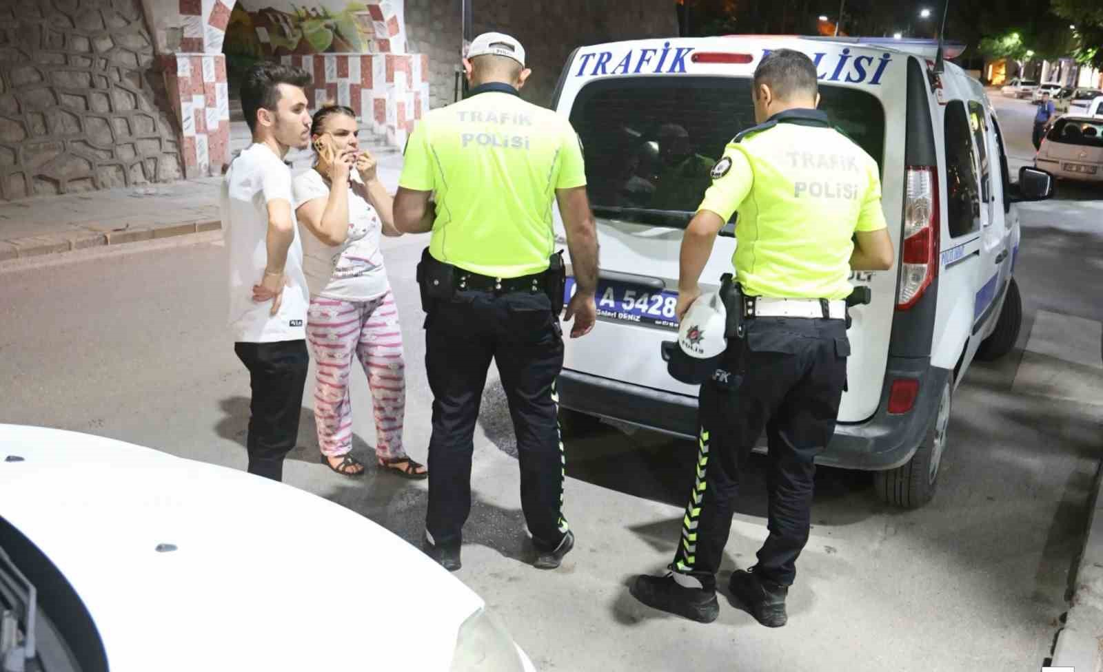 Polis, “Araç sahibi kim?” dedi, ehliyetsiz sürücü telefon uzattı