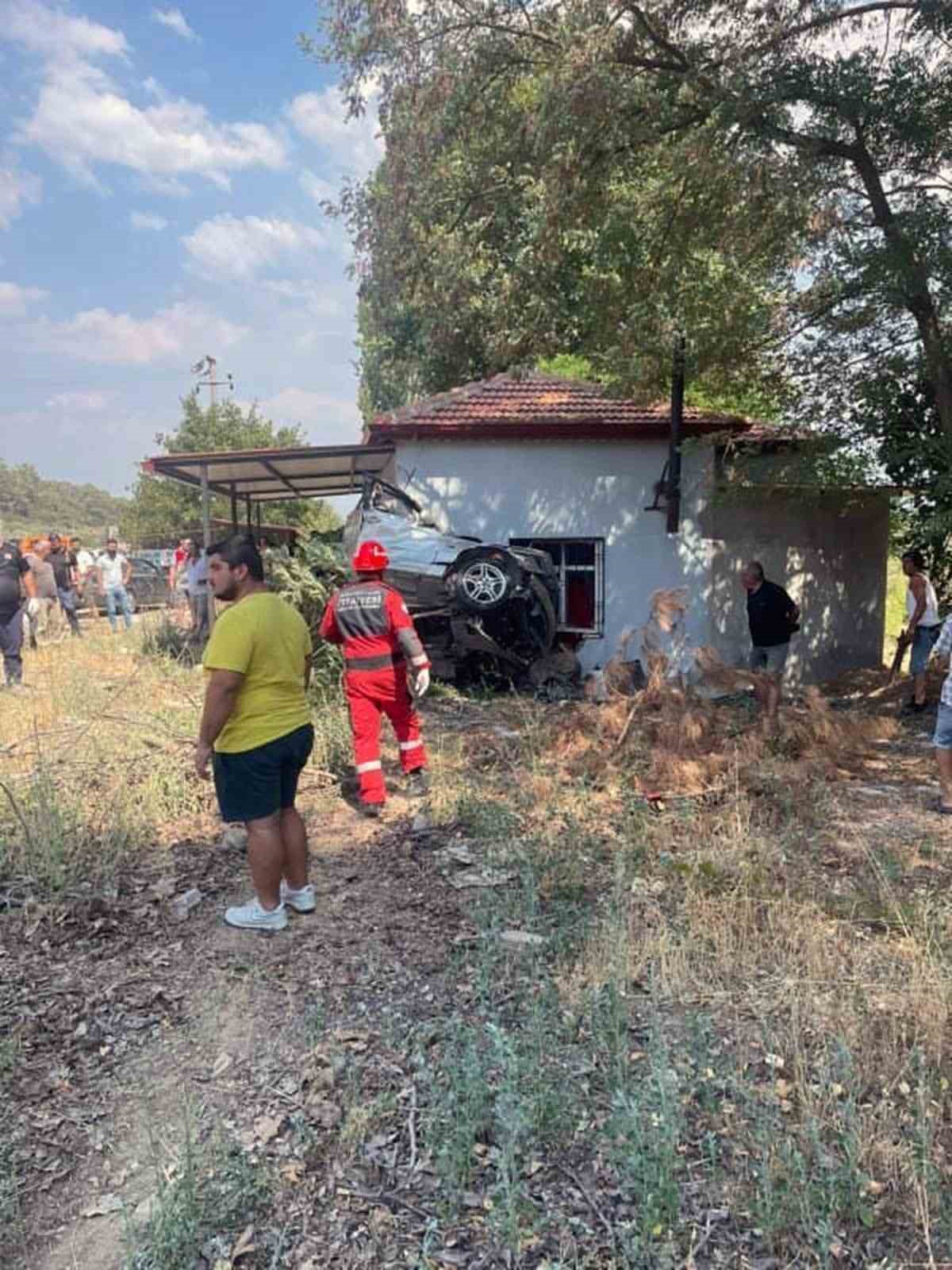 Otomobil yoldan çıktı, sürücü öldü