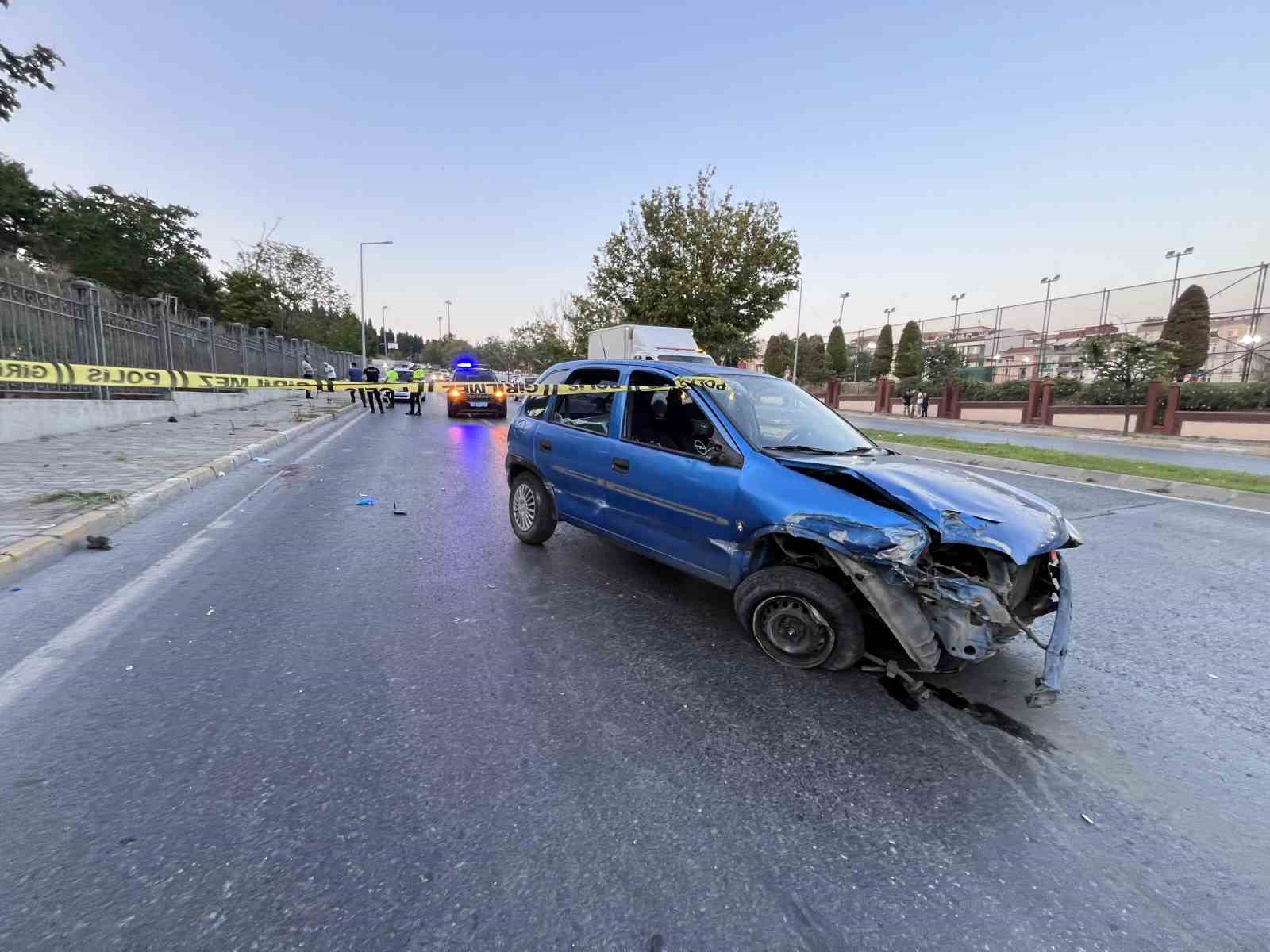 Küçükçekmece’de lastiği patlayan otomobil duvara çarptı: 1 ağır yaralı