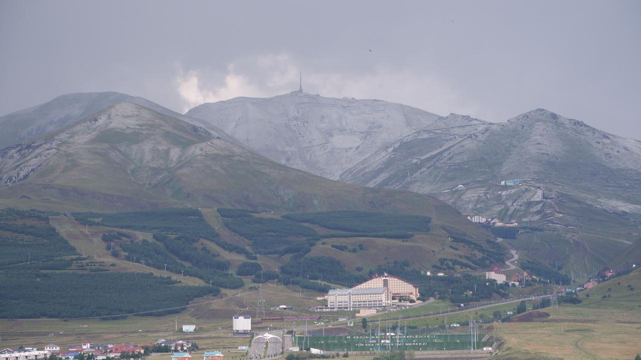 3 gün yağan sağanağın ardından bir ilçe beyaza büründü