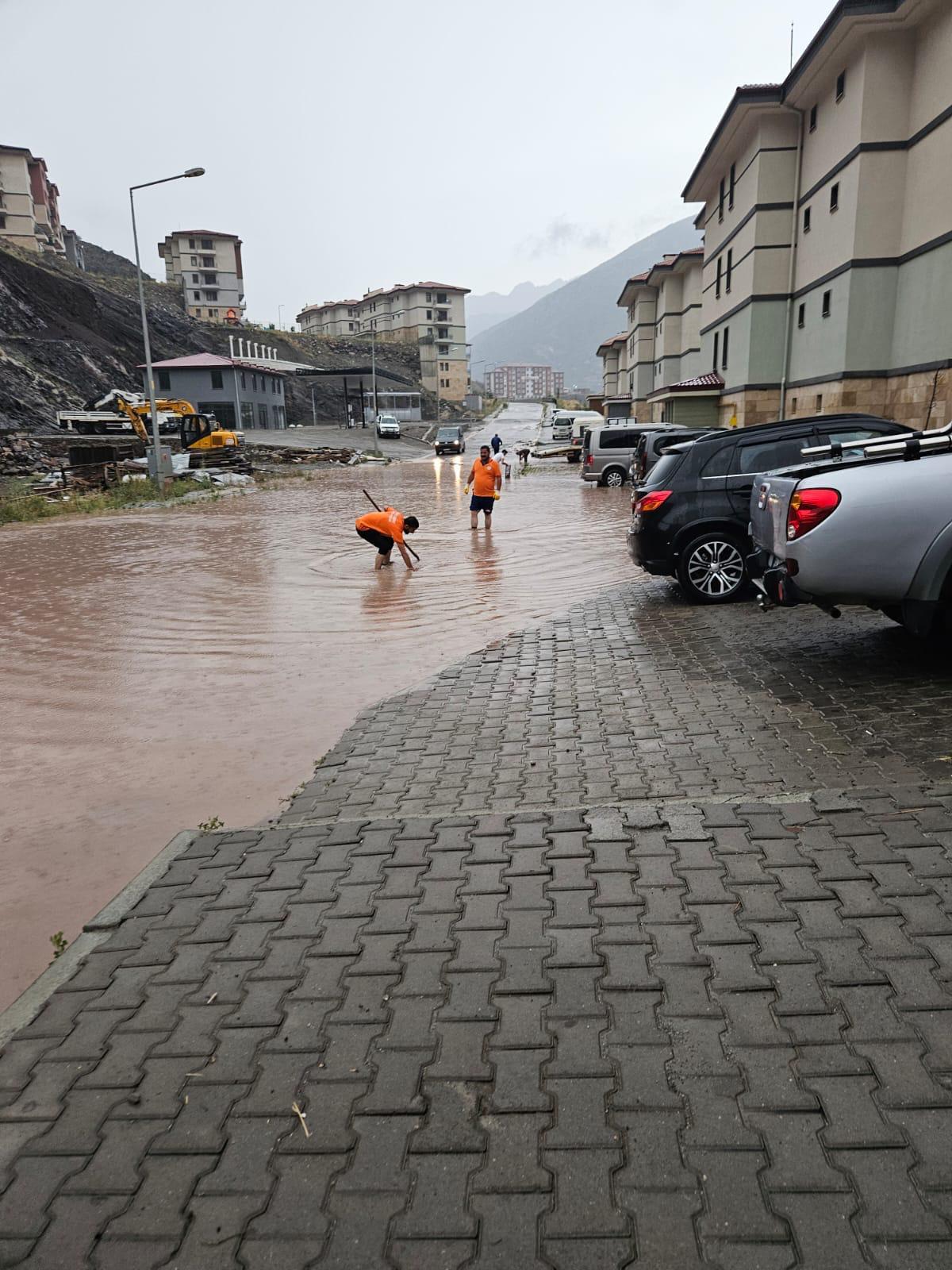 Artvin'in Yusufeli ilçesinde sağanak sele döndü