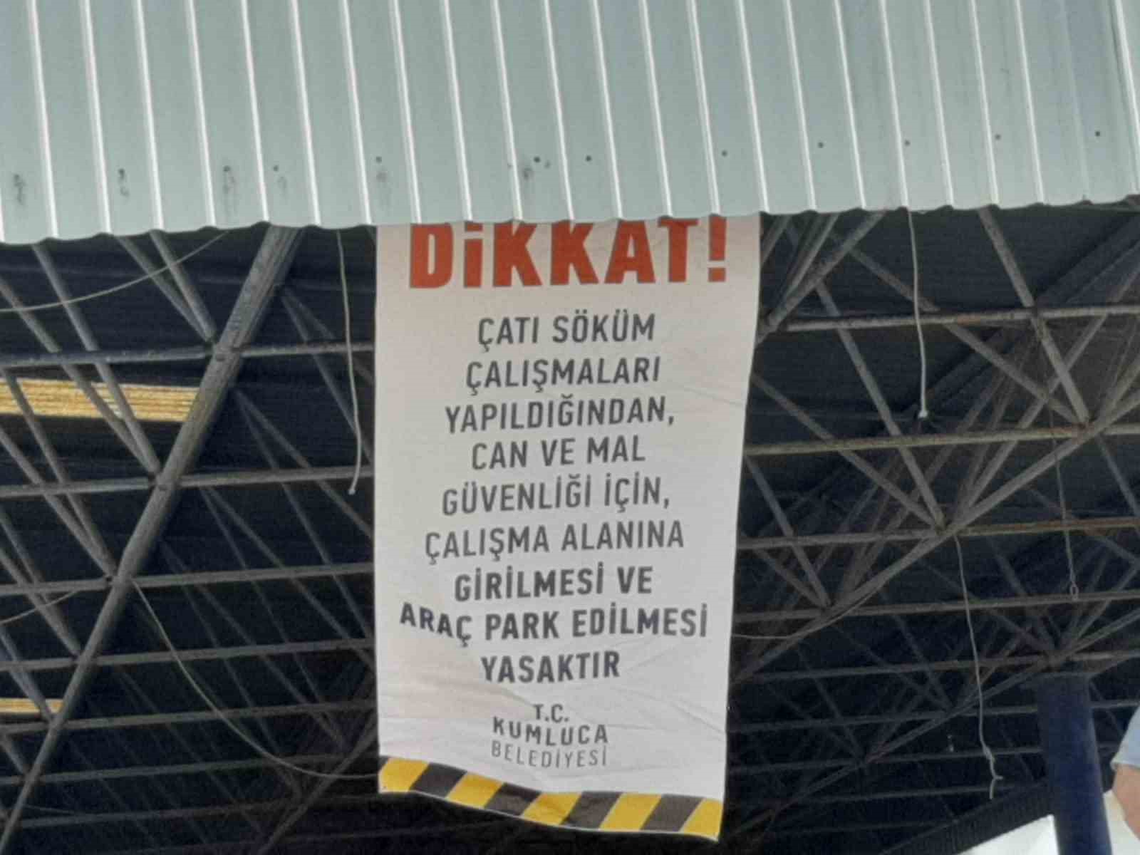 Kumluca’da eski halk pazarı yıkılıyor