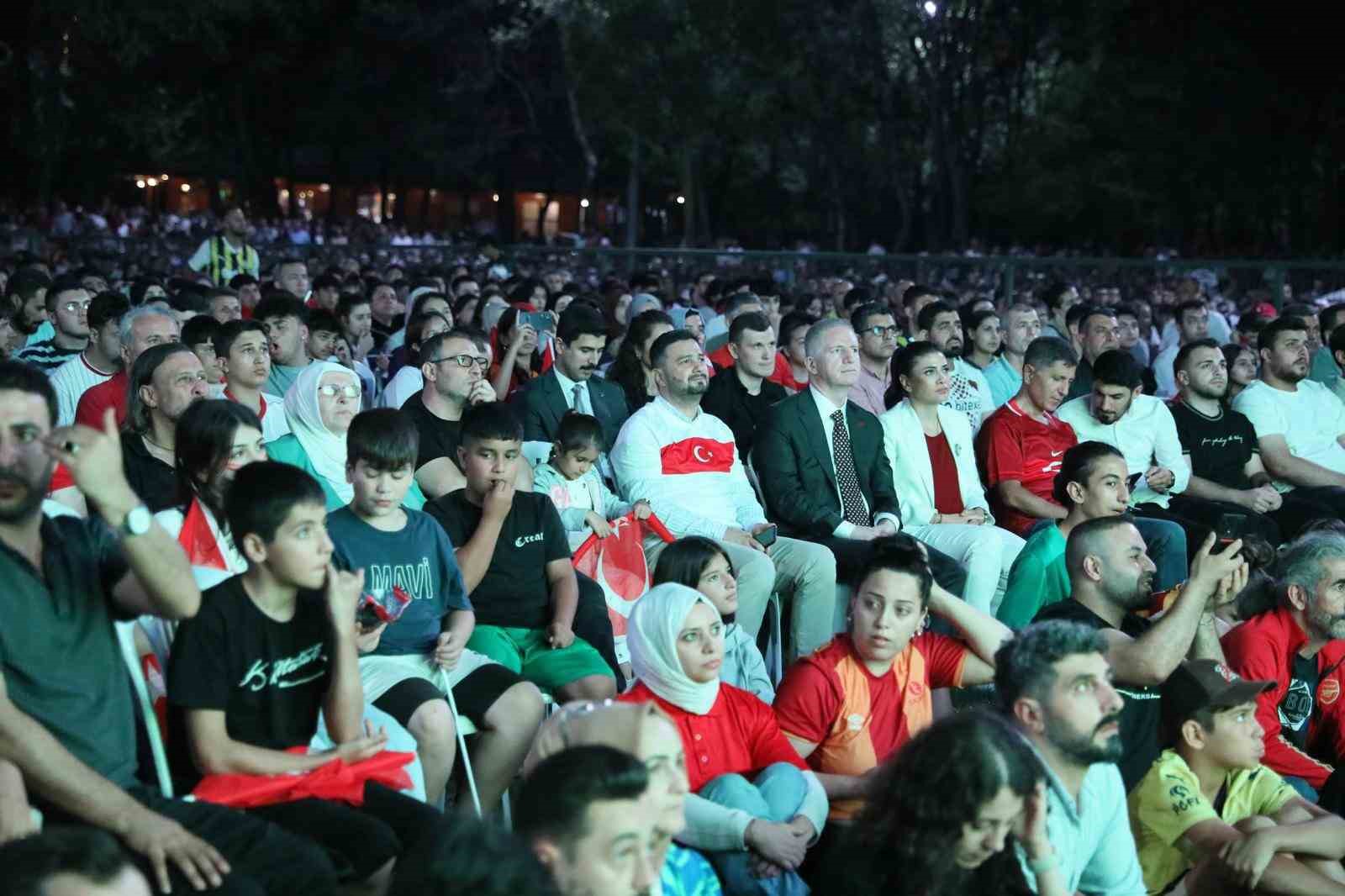 Kağıthane’de Avrupa Futbol Şampiyonası’nı binlerce kişi izledi