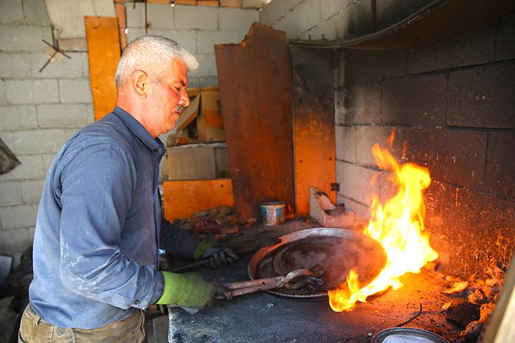 Dede mesleği kalaycılığı sürdürebilmek için kendi çabasıyla iş yeri inşa etti