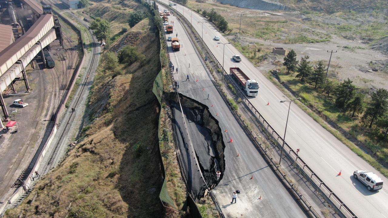 Karayolu tamamen çökünce demir yolu da ulaşıma kapandı