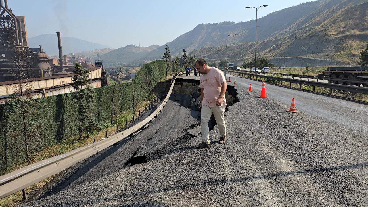 Karayolu tamamen çökünce demir yolu da ulaşıma kapandı