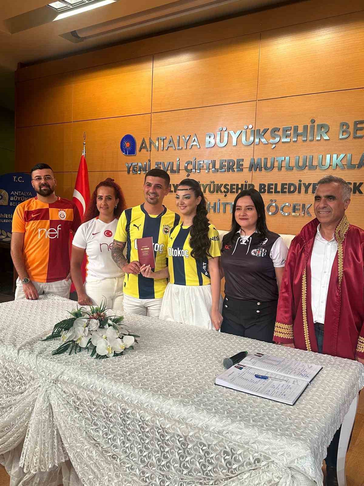 Yıllar sonra buluşan ilkokuldaki Fenerbahçe aşıkları, Dünya Fenerbahçeliler Günü’nde dünya evine girdi