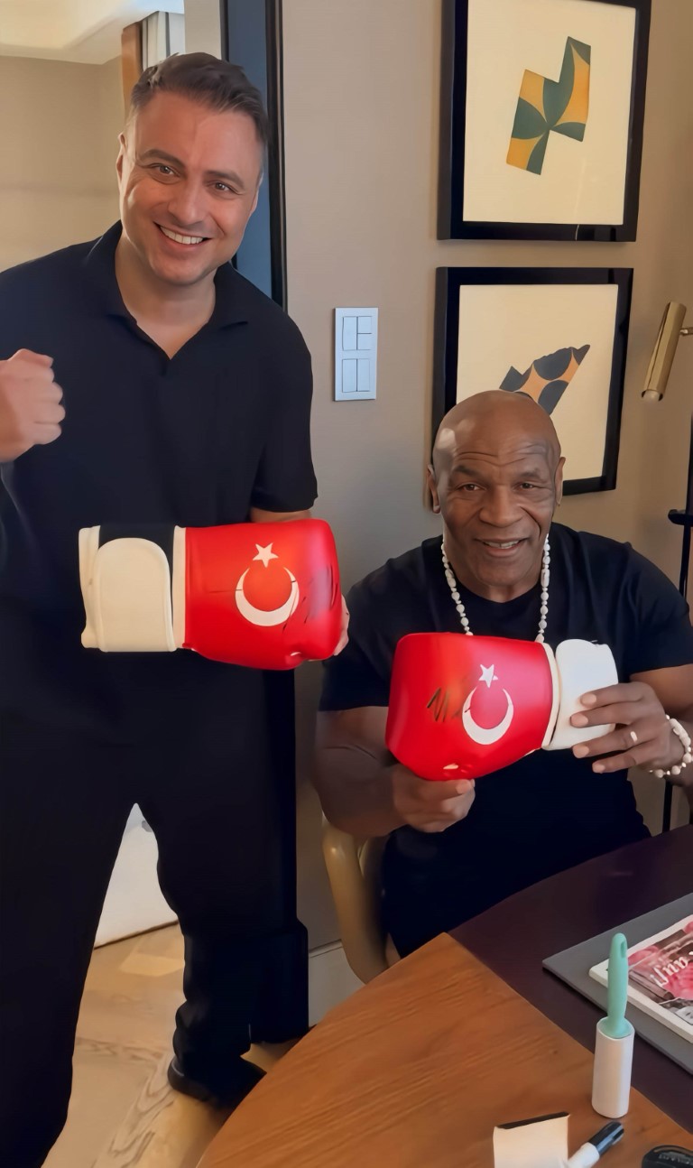 Mike Tyson, imzaladığı ay-yıldızlı boks eldivenini A Milli Takım'a armağan etti
