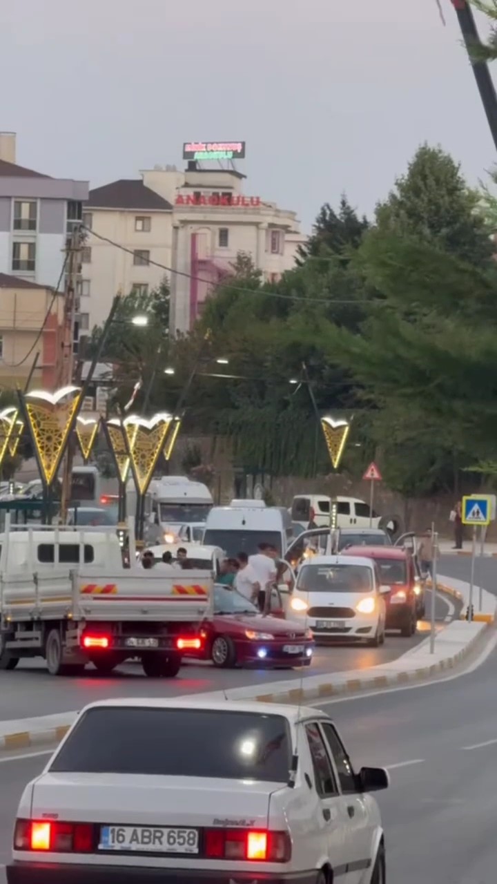 Pendik’te asker eğlencesinde caddeleri trafiğe kapattılar