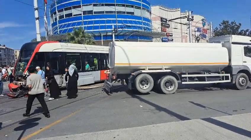 Güngören'de otomobil tramvaya çarptı!