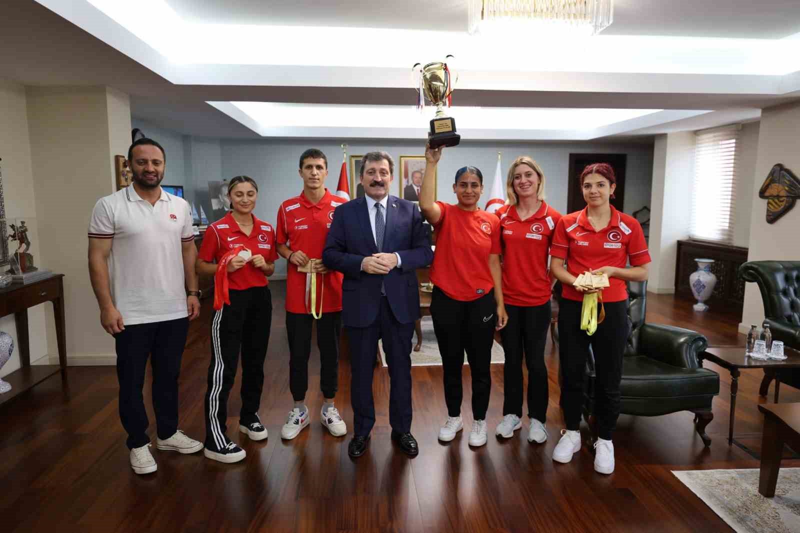 Vali Tavlı’dan Türkiye’nin gururu özel sporculara tebrik