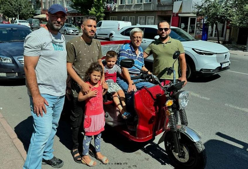 Kayseri'deki ırkçı saldırılarda motoru yakılan Suriyeli'ye hayırseverlerden anlamlı hediye